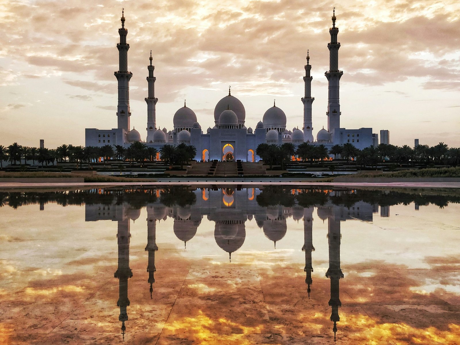 Discover the Sheikh Zayed Grand Mosque in Abu Dhabi